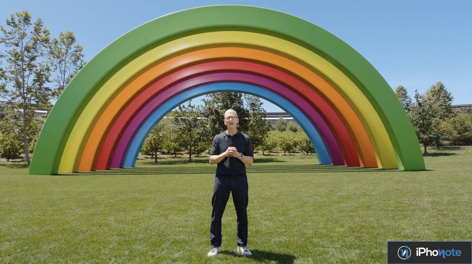 Tim Cook devant un arc-en-ciel sur le campus Apple
